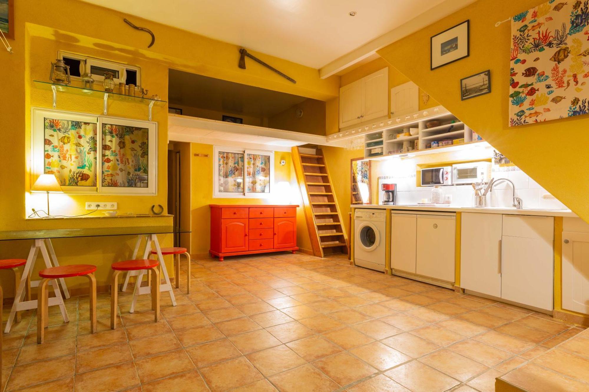 Dorm Hostel Camp Backpackers Марсель Экстерьер фото